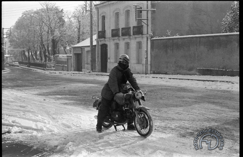 Le problème majeur des deux-roues est leur manque de stabilité sur sol glissant. (nb: ici moi-même en démo sur mon Aermacchi 250 Ala Verde lors du rallye des Millevaches en 1969)