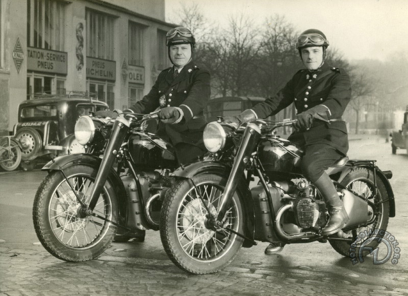 Quarante EC 580 qui équipent la préfecture de Paris en 1946. Les superbes silencieux (sourdines en Helvète) trapézoïdaux de la version suisse n'ont pas été acceptés par notre préfecture de Police qui leur préféra des saucissons classiques. 