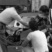 Août 1978, un mois avant le Bol d’Or. Luciano Zen entouré de deux mécanos met la main à la pâte pour la première mise en place du carénage, de la selle et du réservoir modifiés.