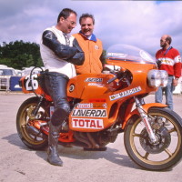 Coupes Moto Légende à Montlhéry en 1997 : Augusto Brettoni champion d'endurance en 1971 est au guidon et discute avec Nicola Bevilacqua importateur Laverda en Belgique.