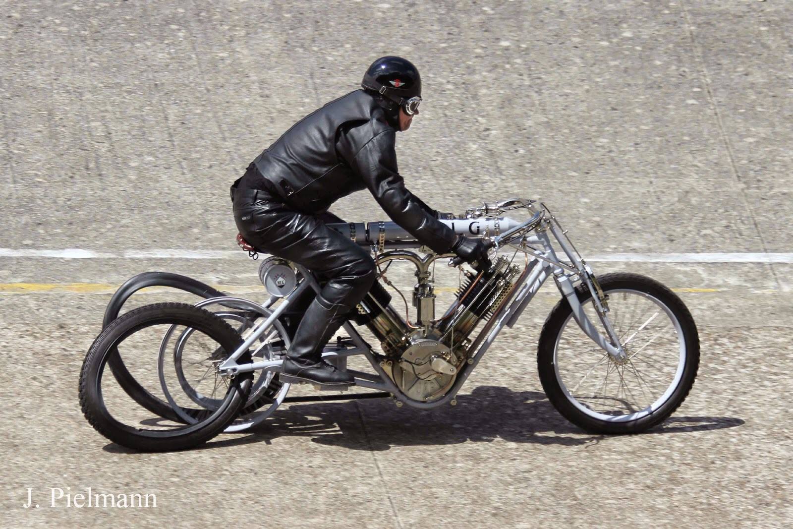 Le site allemand http://murderdromecycles.blogspot.fr/ publie une impressionnante photo de J. Pielman lorsque Pavel Malanik a perdu son pneu arrière sur l'anneau lors du Montlhéry Vintage Revival. Croyez vous qu'il est tombé? Même pas, il est rentré au bercail sur la jante. Quand même fortiche le Tchèque !