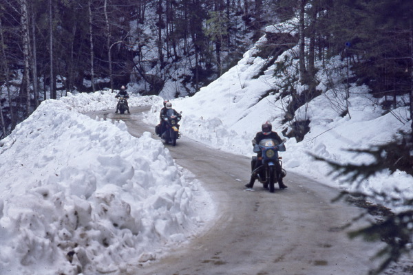 ASTUCES POUR ROULER DANS LA NEIGE ET SUR LA GLACE : CHAINES, CLOUS etc -  Motos et attelages - Motards