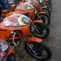 L’écurie Laverda Corsa, toujours particulièrement active, est ici aux coupes Moto Légende en 2000.