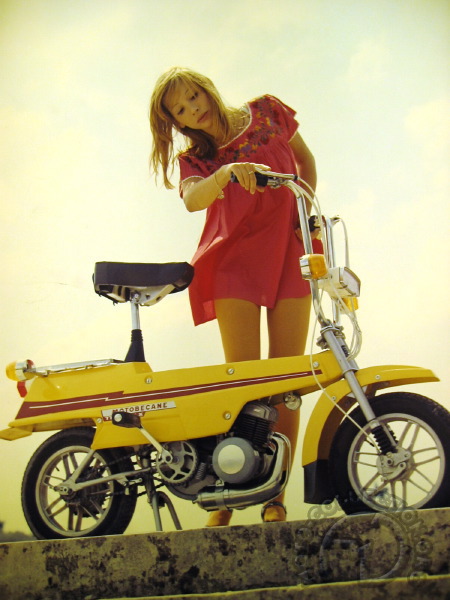 Moto anciennes et pin up(interdit Xav et Régis) - Page 9 1973-5-Motobecane-X7-jaune-12