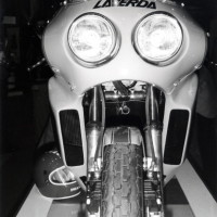 Au salon de Milan 1977, la V6 vue de face étonne par révèle l’étroitesse du moteur.