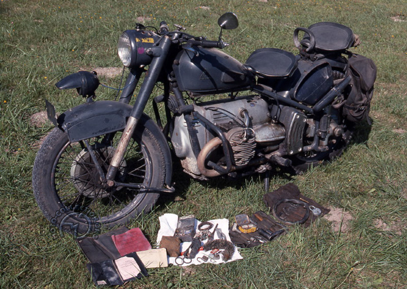  A 580-1 née en 1951 avec fourche télescopique et suspension arrière coulissante. Kick, sélecteur et commande de la boîte relais sont à droite et l'arbre à gauche. Admirez l'incroyable outillage de bord avec même un écouvillon nettoie-rayons. La corde, lovée réglementairement derrière le tan-sad, sert à la montée d'un col à traîner, en vitesse courte, cinq cyclistes de chaque côté de la corde ! 