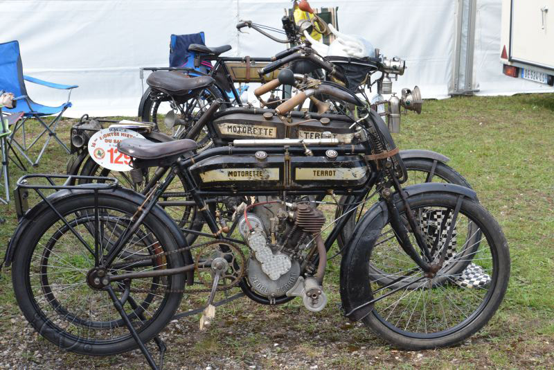 Duo de Motorette Terrot de 1914 à moteur Terrot Zedel. Celle du fond a même une suspension arrière.