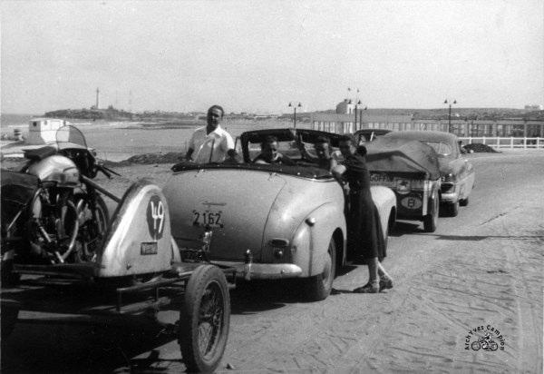 En convoi vers Anfa le 12 octobre 1952. La voiture d'Auguste Coffin est devant et le cabriolet "attelé" à un un side est celui de Marcel Masuy 