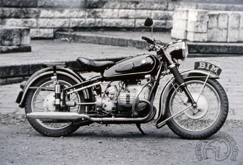 J'ai bien peur qu'il ne soit même pas possible de jouer au jeu des sept erreurs faute d'avoir suffisamment de différences entre cette BIM 500 de 1957 et la BMW R51/3 de 1954. À croire que BMW a revendu ses moules au Japon lorsqu'est sortie la nouvelle gamme à fourche Earles avec la R50/2 en 1955.