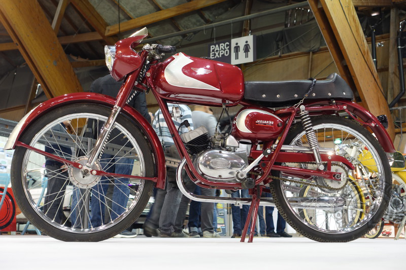 BM pour Bonvicini Motori. Ce rare "Jaguarino" de 1962 est animé par un moteur Minarelli à 3 vitesses par poignée tournante et promet 80 km/h.