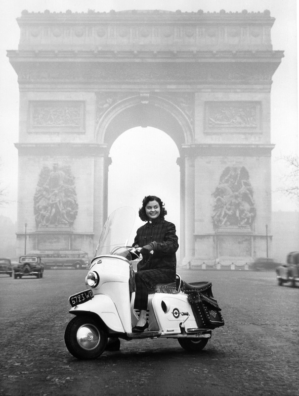 Sylviane Carpentier , Miss France 1953 au guidon de son Bernardet 125 Y52 cocardé et “texasisé”