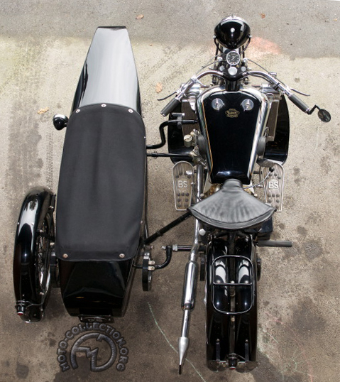 Étonnante vue de dessus qui met particulièrement en valeur la double roue arrière et la grande largeur de l'avant. Plus sécurisé que le premier modèle Brough Superior ce side-car est fixé en quatre points.