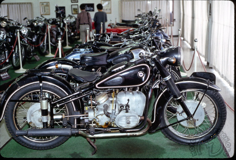 L'Asagiri Kogen museum, sur les pentes du Mont Fuji est l'un des plus riches du Japon. Il présente en-tête de gondole, la DSK A50 de 1956, clone parfait et même légal de la BMW R51/3, mais tout est fabriqué au Japon et dûment siglé DSK comme par exemple les flasques de frein.