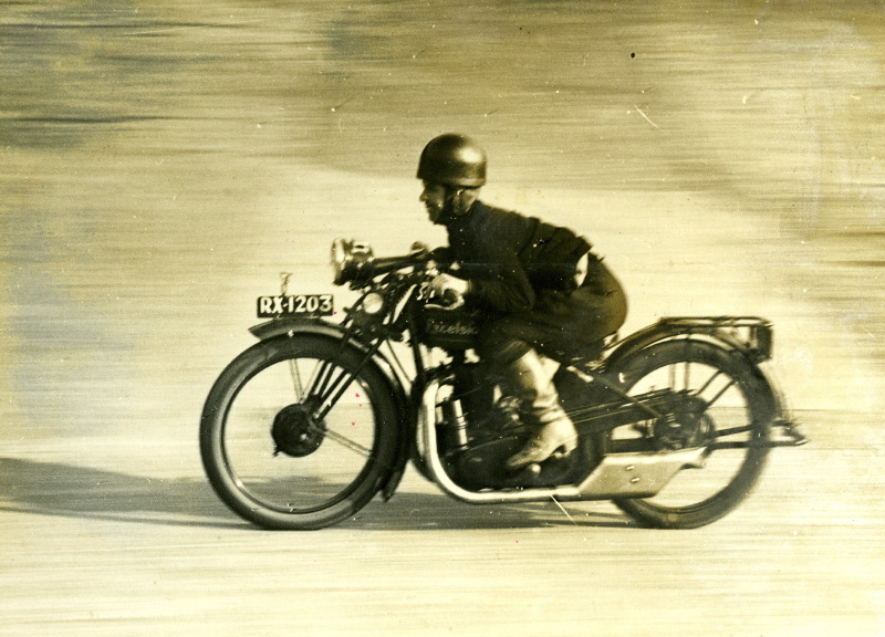 Quel style !… C’est Miss Billie Painter lancée à près de 130 km/h (c’est ce que nous dit la légende de la photo !) sur l’autodrome de Brooklands au guidon de sa 250 Excelsior lors  de la première course des dames en 1926.