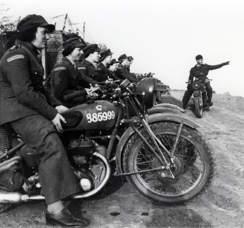 Femmes motocyclistes Armée GB-034