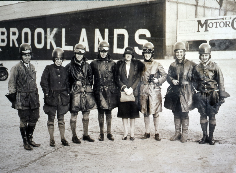 Le London Ladies Motor Club, présente ses participantes en 1926. A droite, les sœurs Joan et Thelma Archer.