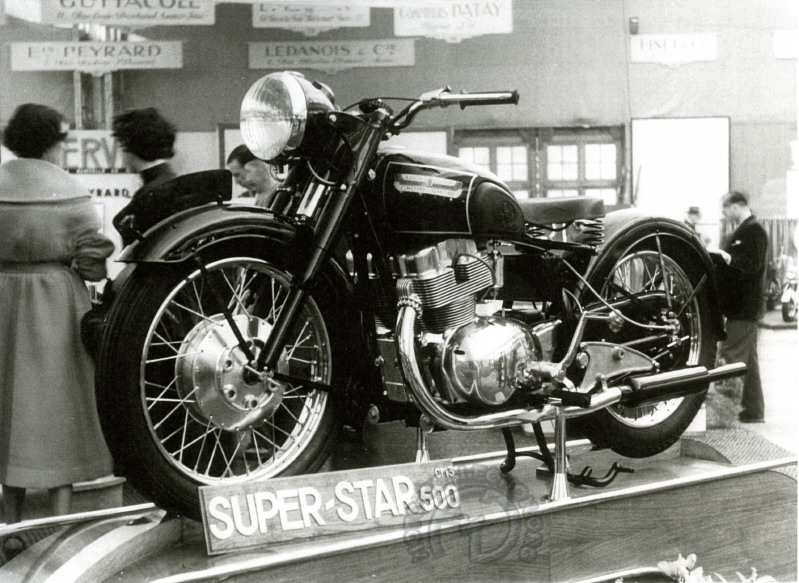 En vedette au salon de Paris 1950. Comme sur les Jonghi 250 deux temps et 125 ACT les tubes de fourche ne servent qu’au guidage et l’amortisseur est central. On voit l’extrémité des deux amortisseurs arrière sous le moteur (archives F-M. Dumas)