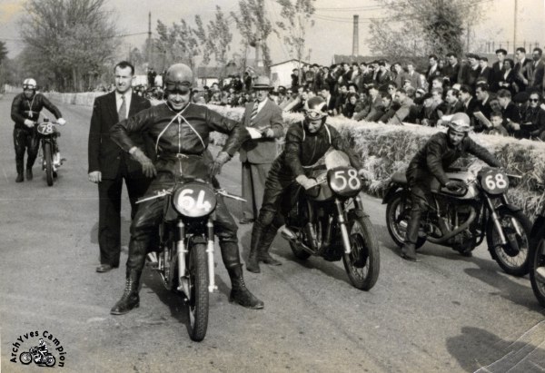 Trois Norton Manx 350 cc au départ du Grand Prix de Pau en 1952. De gauche à droite, Houel qui arrive au second plan, Goffin, Wheeler et Haldeman