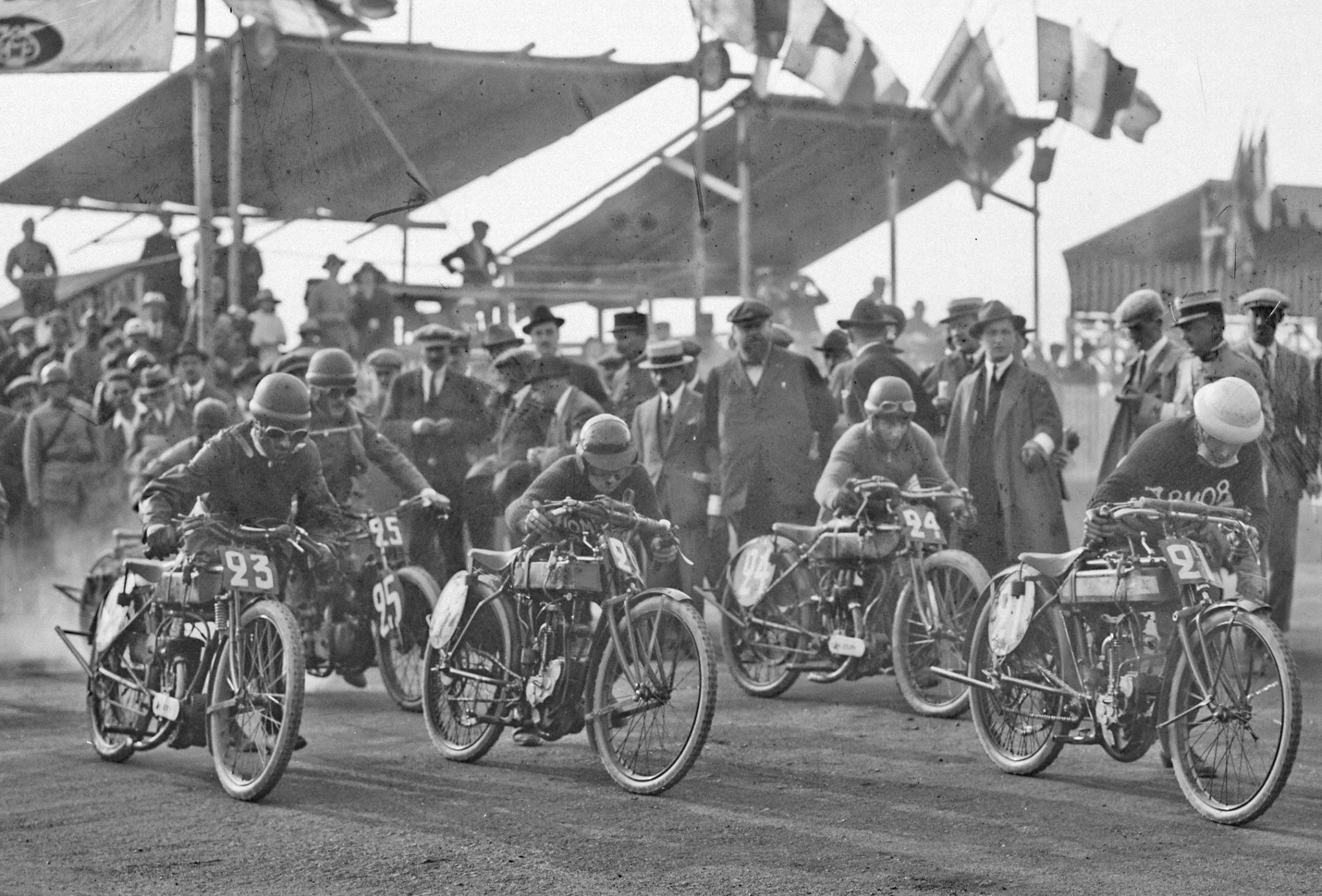Imaginez près de 200 photos de cet acabit à visionner à la suite… ici les 250 au départ du GP de France 1922 à Montargis.