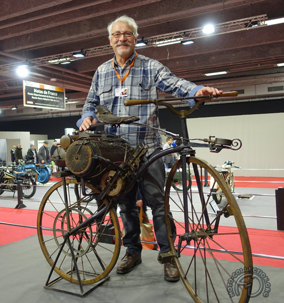 Quelle joie et quelle émotion de vous présenter la première moto jamais construite. Cet exemplaire unique, découvert au début des années 30 par Robert Grandseigne, est conservé au musée du Domaine départemental de Sceaux.