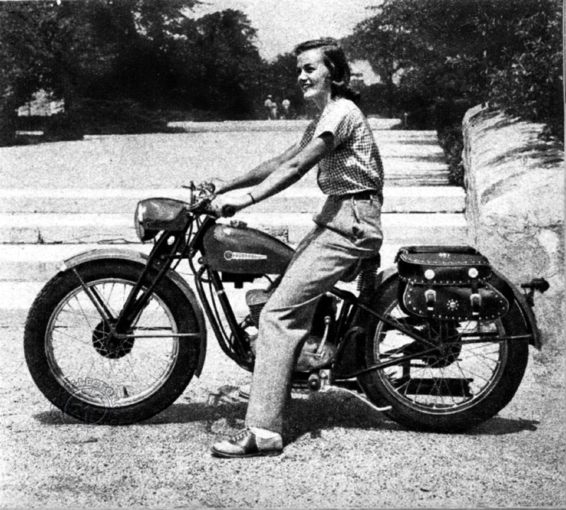 L’Harley 125 cm3 de 1950 avec fourche avant à parallélogramme en tôle emboutie et capotage de phare façon Triumph ou Jawa.