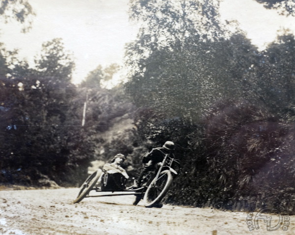 3 roues sur l’angle ! Harley-Davidson-side-Flexi-11