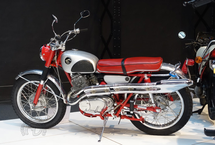 Honda 305 CL Scrambler 1966. L'inscription type 1 ou 2 sur le haut moteur indique s'i le vilebrequin est calé à 360 ou 180°.