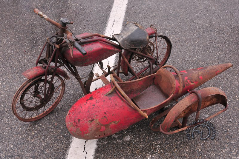 Tout a débuté en 1937 ou le père de Leopoldo, concessionnaire Moto Guzzi et ancien pilote, lui construit ce petit side-car. Leopoldo avait quatre ans.