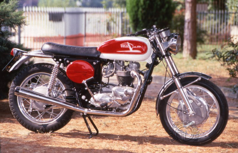 La plus célèbre des Italjet est sans conteste la Grion basée sur un moteur de 650 Triumph et produite de 1968 à 1970 à environ 150 exemplaires.