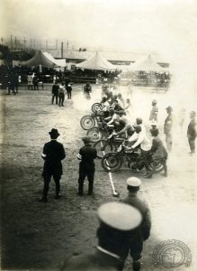 La moto japonaise a fêté ses 111 ans cette année. Japon-archive-027-219x300