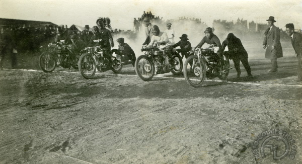 La moto japonaise a fêté ses 111 ans cette année. Japon-archive-039