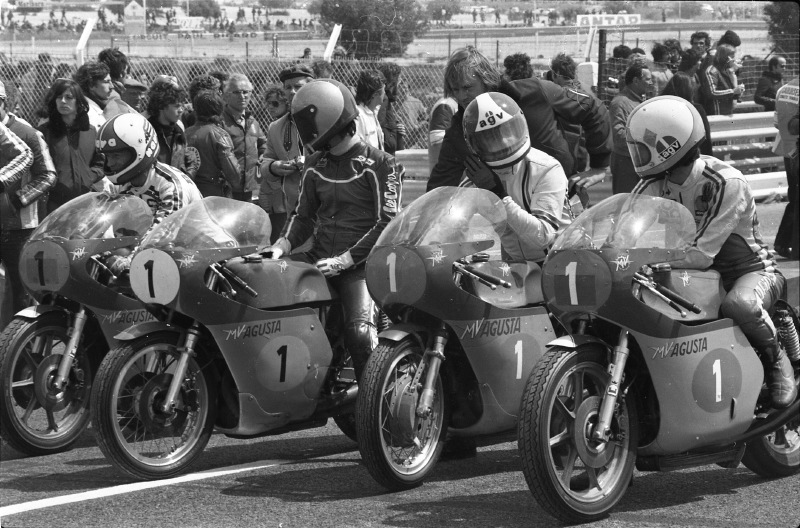 G à D: Gianfranco Bonera (500/4-1976), Alberto Pagani (500/3dernière version 1973), Umberto Masetti (ch du M 51-52 sur Gilera-') (350/3 de 1971 et Armando Toracca (350/4cyl-1976). et Magni dans le fond