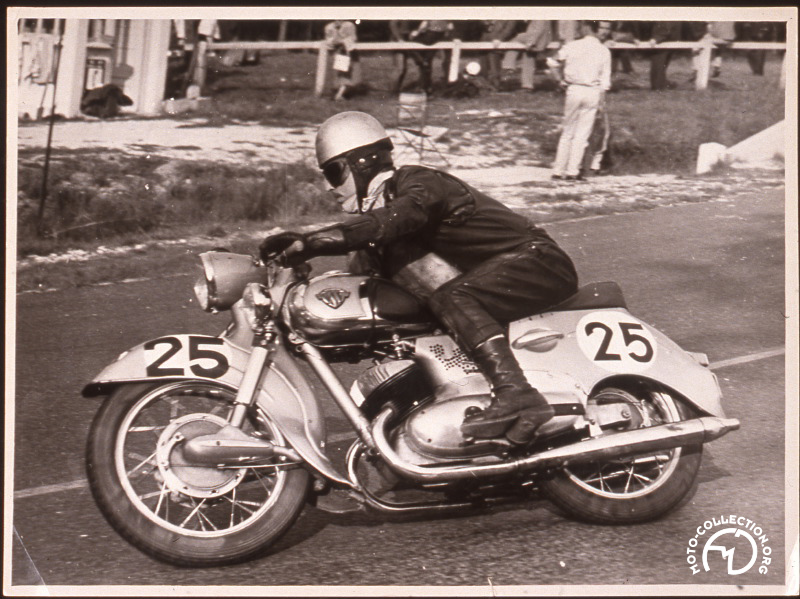 Charles Kraka au guidon de la Maico Taifun qu’il pilotait avec son frère Bernard au Bol d’Or 1960. Notez l’antibrouillard et les trous d’aération sur le carter-boîte à air.