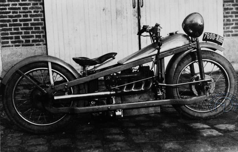 Après avoir utilisé son moteur 1000 Cleveland sur sa moto personnelle que l’on voit plus haut, Georges Roy l’installa sur ce squelette de Majestic engagé au Paris-Les Pyrénées-Paris en 1930