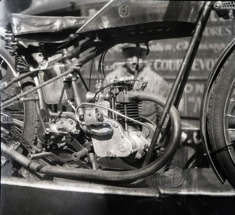 Cette version  du 125 Moser très modifiée fut le seul 4 temps de petite cylindrée engagé au Bol d’Or 1934 par un certain Duc. (photo Robert Sexé)