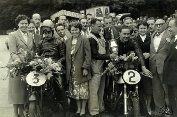 Une des multiples victoires en Belgique d'Auguste Coffin ici à droite sur sa 500 Manx. La Velocette n°3 est celle de l'importateur en Belgique Léon Martin.1952 