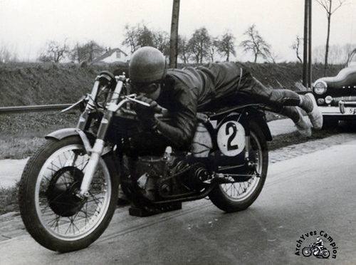 Aguste Goffin bat le record du monde de vitesse catégorie moto 500 cc sans compresseur ni carénage à 246,575 km/h à Wolvertem en 1952.