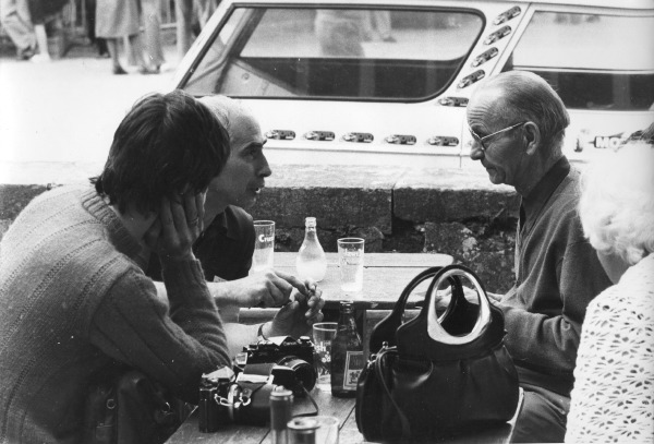 Pierre Ducloux, au fond à gauche en pleine discussion avec Jean Nougier (à droite) et moi-même (de dos) lors du Moto Journal 200 en 1977.