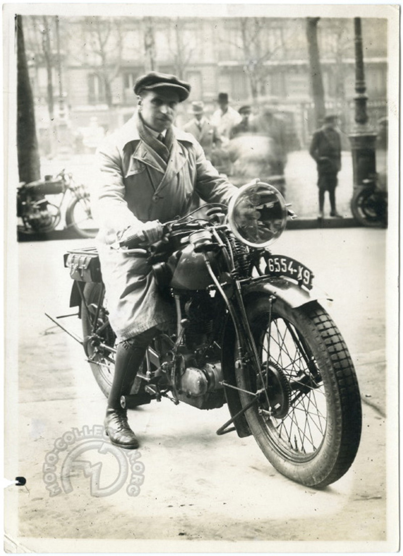 Paul Péan, le pilote vedette maison pose sur la P 105 pour une publicité Marchal en janvier 1928.