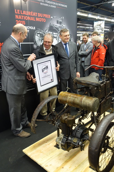 Un gros chèque pour Alain Cortot qui lui êrmettra, j'espère de venir faire tourner le quadricycle au prochain Montlhéry Vintage Revival.