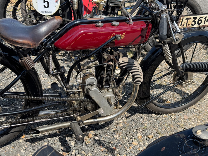 Toujours aussi impressionnante avec sa sortie d'échappement ailettes, une Schüttoff 340 Sport de 1925.