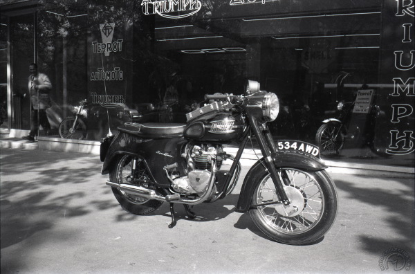 Avenue de la Grande Armée : un siècle de motos - Part II Triumph-500-SpeedTwin-police-jan1960-mr1462-oct59-2