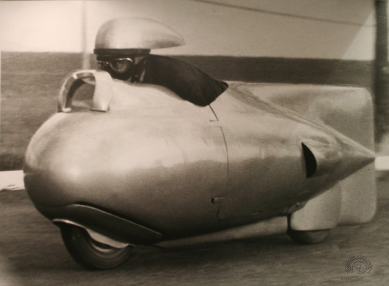 Pour améliorer encore le coefficient de pénétration dans l'air du Vespa des record de 1951, Dino Mazzoncini était coiffé d'un casque profilé.