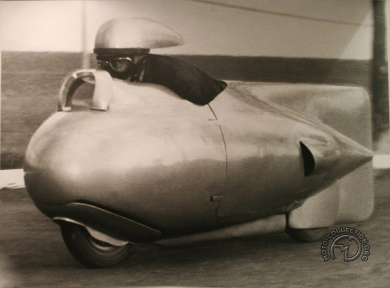 Pour les records de vitesse, BMW, Vespa et quelques autres inventèrent le casque aérodynamique. (Ici sur le Vespa 125 Silure à pistons opposés des records de 1951)