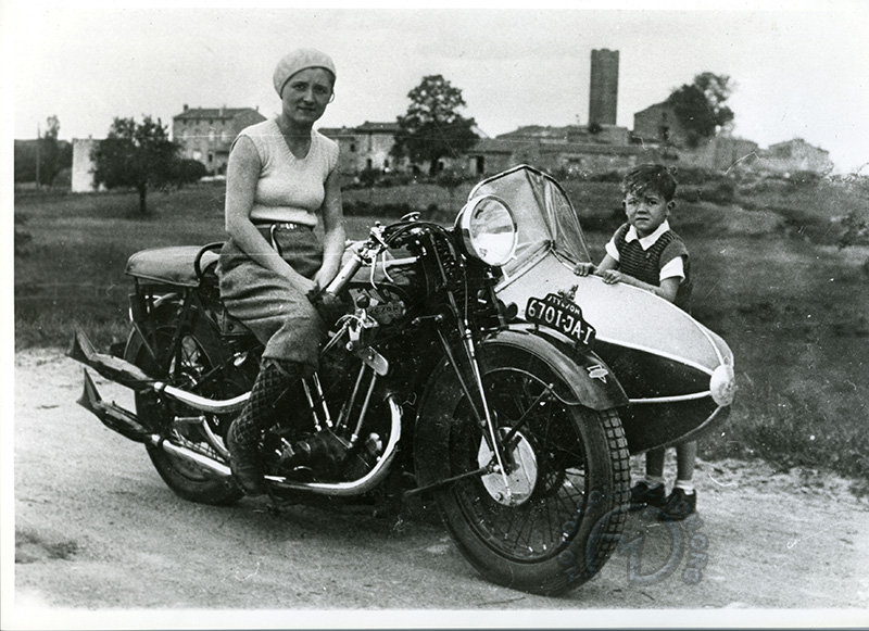 Grand-mère Brin sur Styl'son 1000 à moteur Jap et side-car Faurné - environ 1930