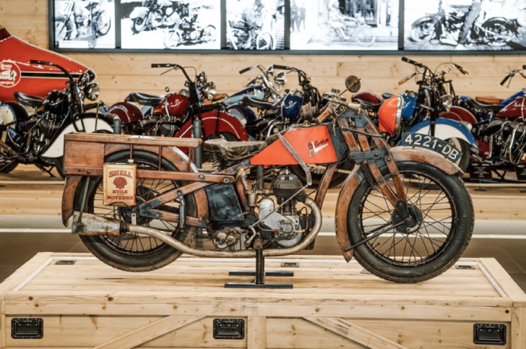 Collection Moto  Charron 1927 : moto de bois et moteur Voisin
