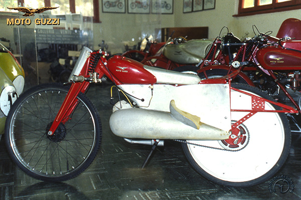 Moto Guzzi Cardellino records rouge motocyclette motorrad motorcycle vintage classic classique scooter roller moto scooter