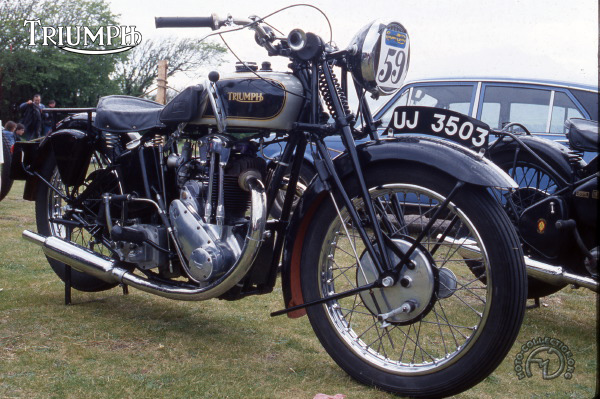 Triumph 5/4 De Luxe motocyclette motorrad motorcycle vintage classic classique scooter roller moto scooter